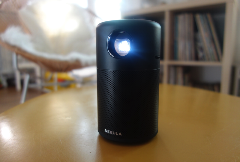Image à la une de [Test] Nebula Capsule : que vaut le picoprojecteur autonome d'Anker ?
