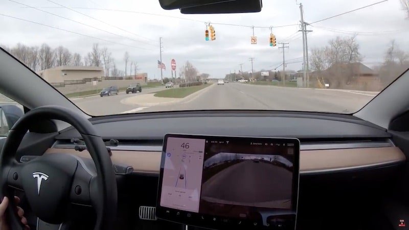 tesla autopilot intersection feux tricolores
