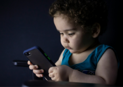 Macron enfant écran smartphone