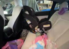 Bébé enfermé dans Tesla canicule